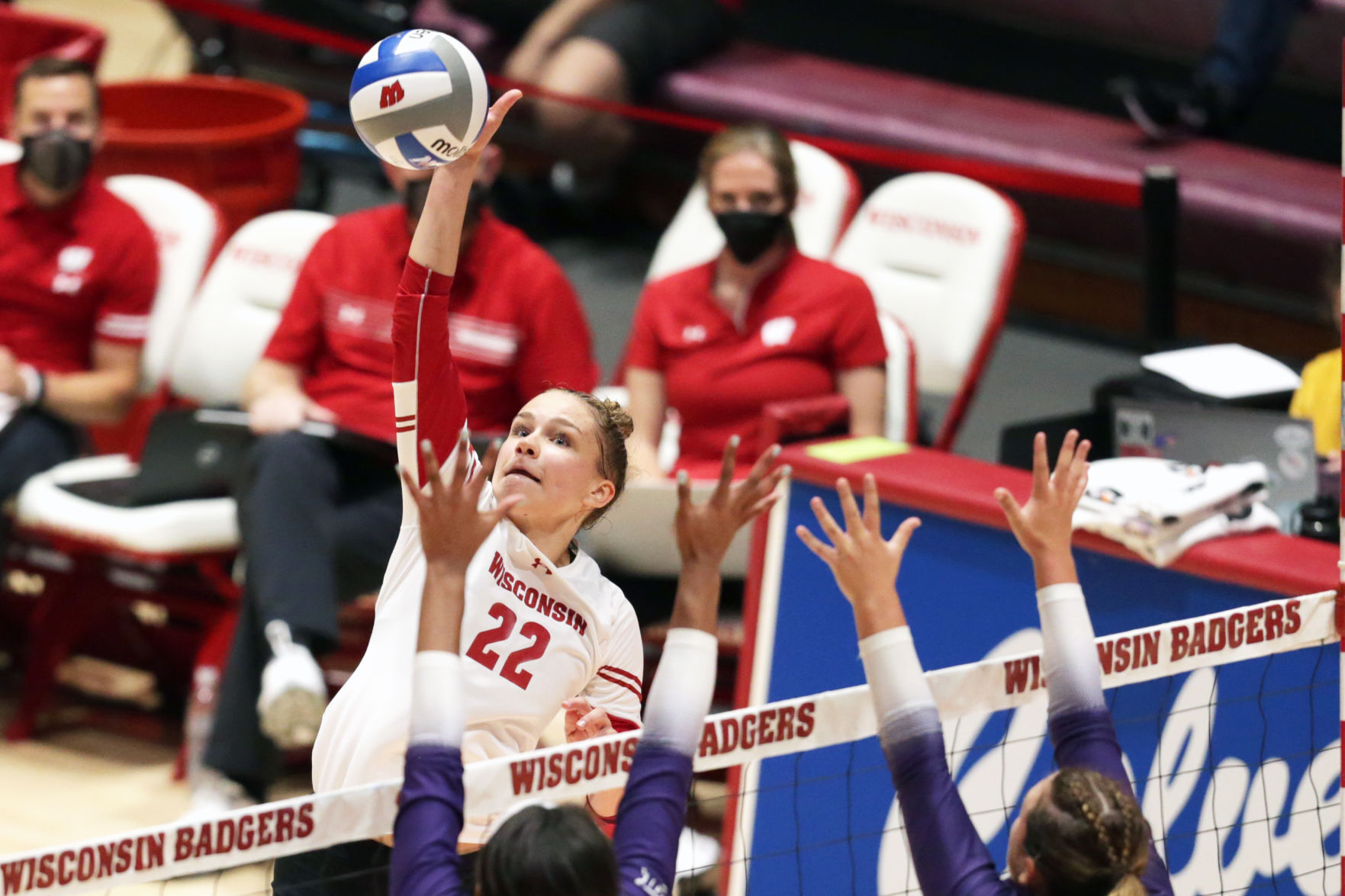 082327_uwtcuvolleyball_02kw-08272021203009